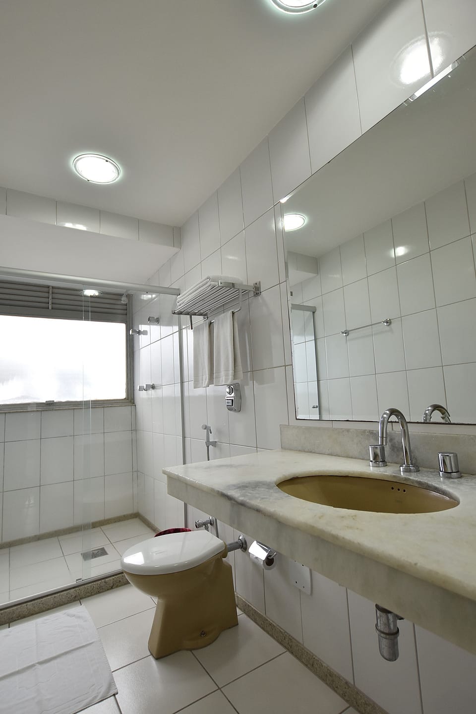 Traditional Room | Bathroom | Shower, free toiletries, towels