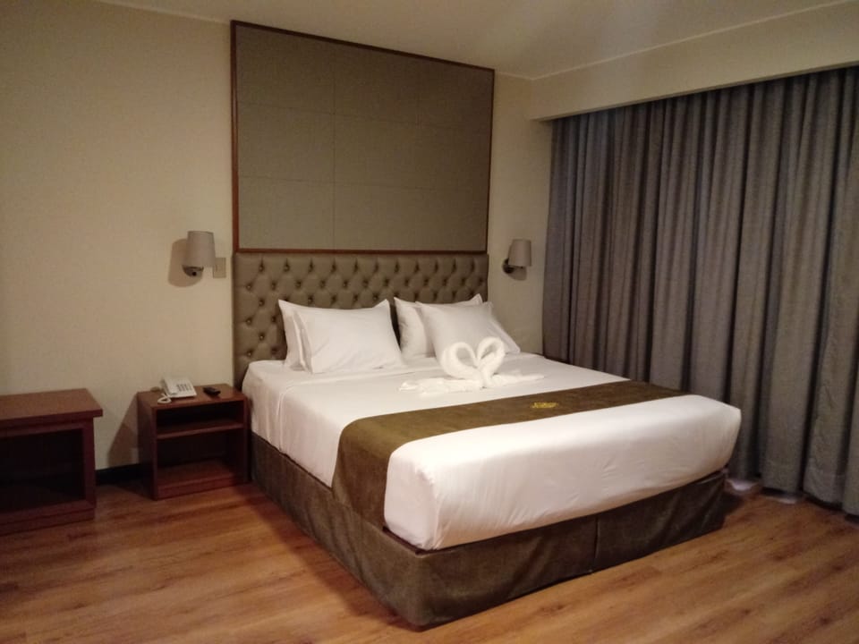 Candamo Suite | Hypo-allergenic bedding, minibar, in-room safe, desk