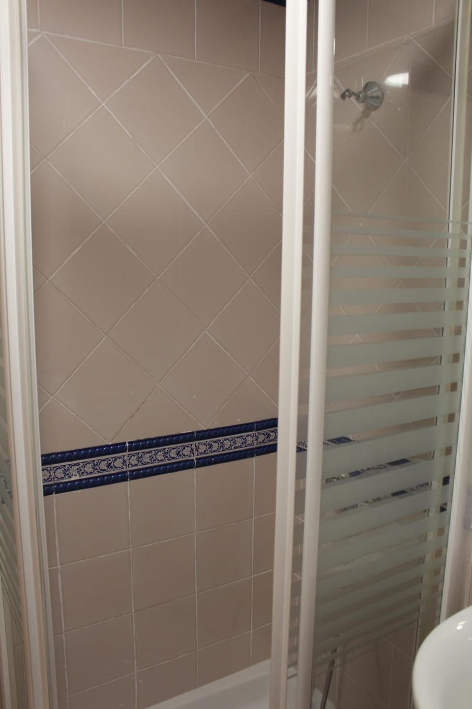 Shower, rainfall showerhead, free toiletries, towels