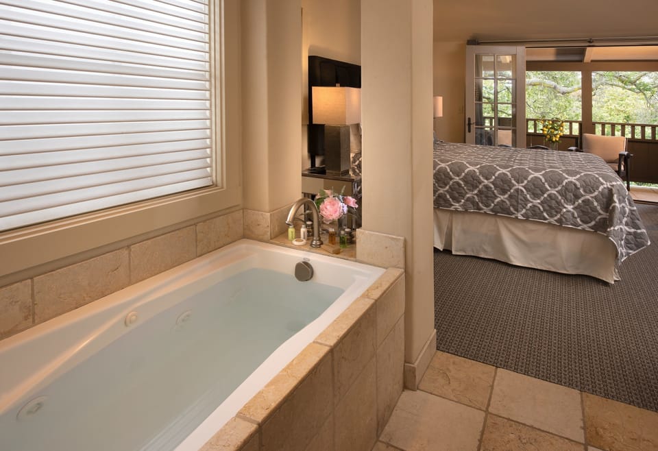 Luxury Studio, 1 King Bed, Non Smoking | Bathroom | Free toiletries, hair dryer, towels, soap