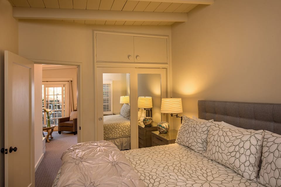 Deluxe Suite, 1 King Bed | Premium bedding, down comforters, Tempur-Pedic beds, blackout drapes