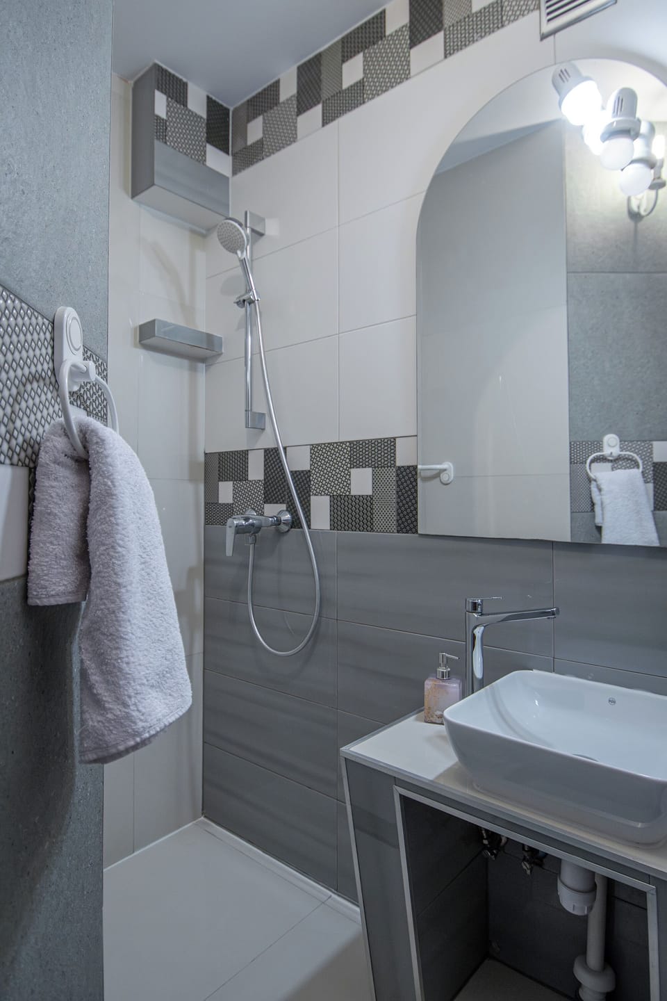 Double Room | Bathroom | Shower, rainfall showerhead, hair dryer, towels
