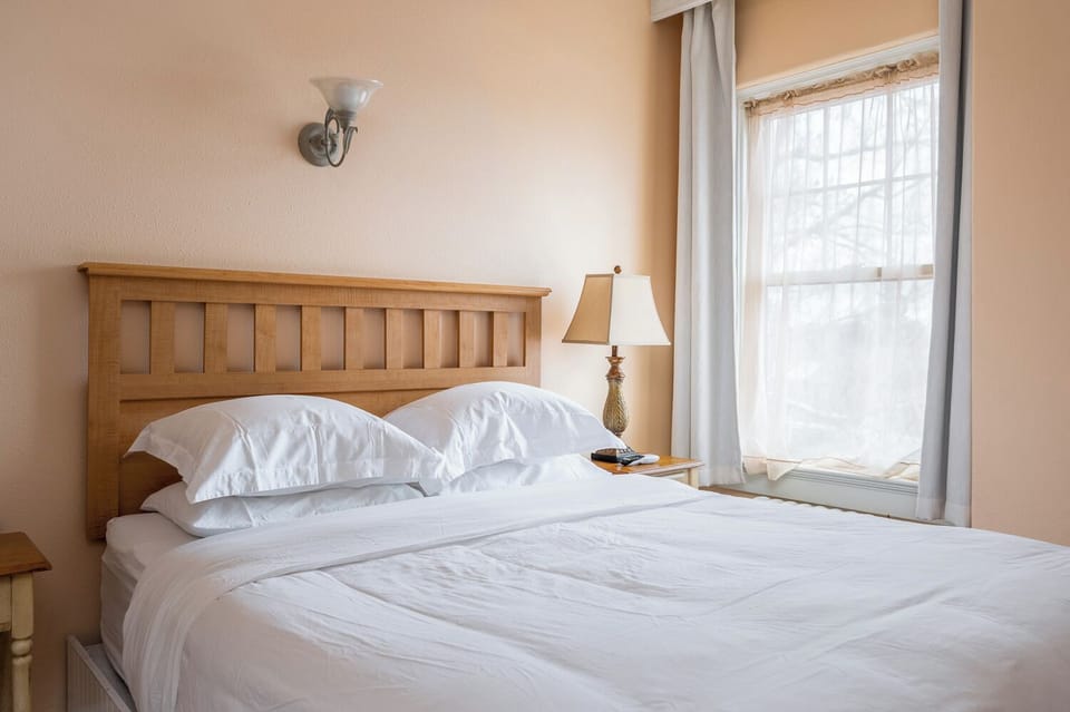 Standard Queen Room | 1 bedroom, Egyptian cotton sheets, premium bedding, down comforters