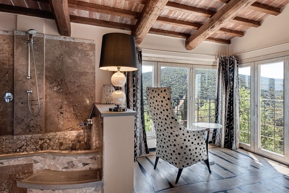 Deluxe Suite, 1 King Bed, Partial Sea View | Premium bedding, down comforters, pillowtop beds, minibar