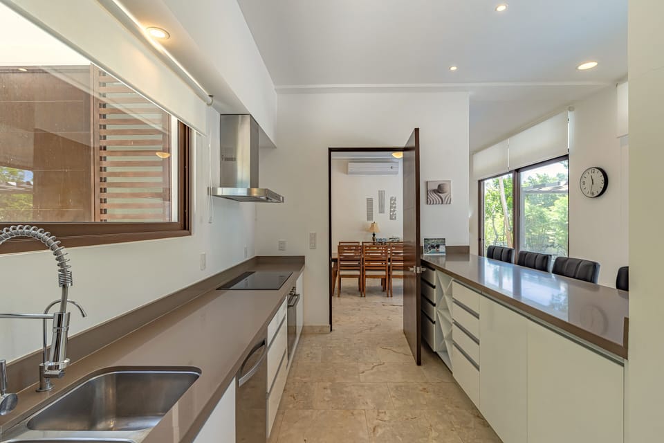 5 Star Resort 4 Bedrooms Luxury House with Private Pool, 2 Jacuzzis Beach Access