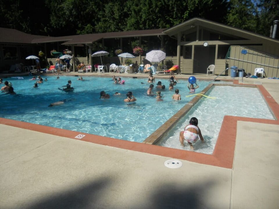 Hartstene Pointe Pool and hot tub