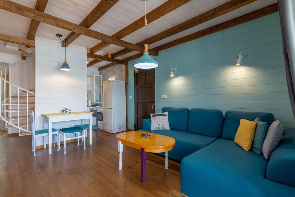 Living room with TV, cable
Dining table