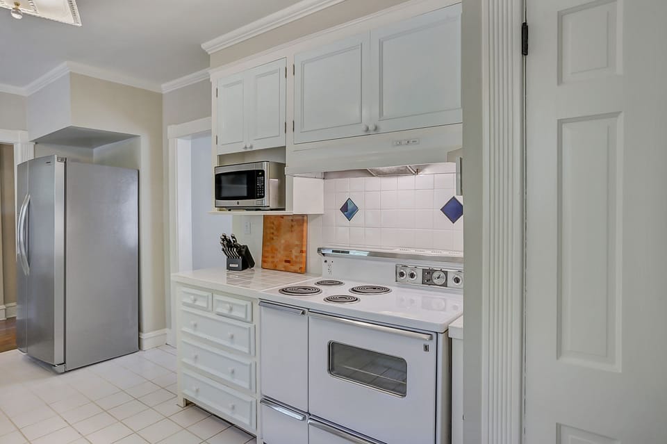 Full kitchen