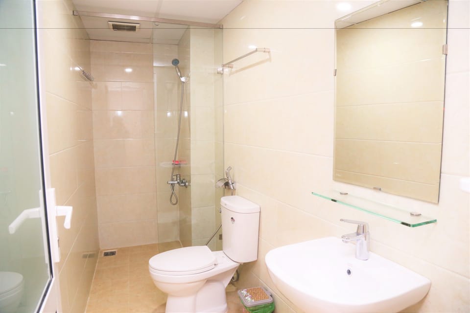 Family Room | Bathroom | Shower, free toiletries, hair dryer, slippers