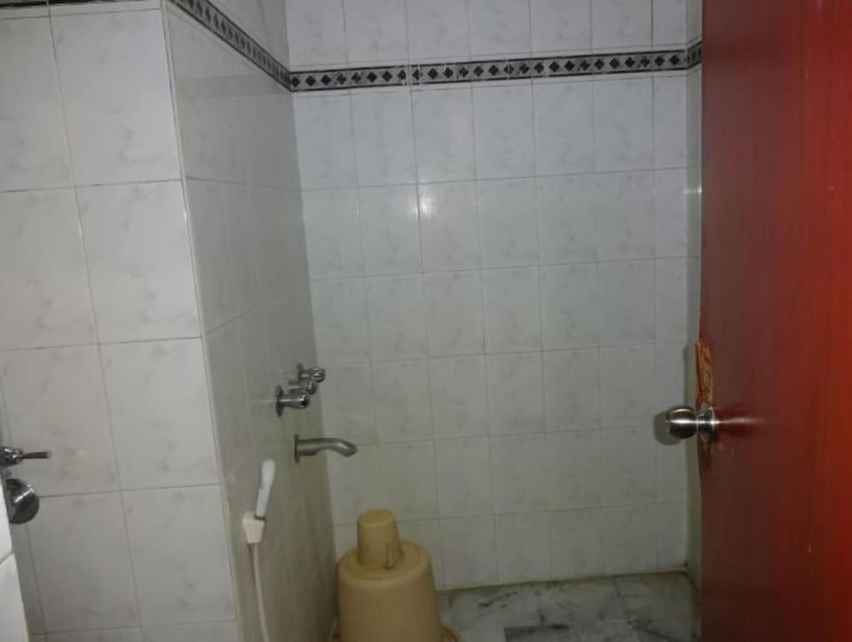 Shower, free toiletries, towels