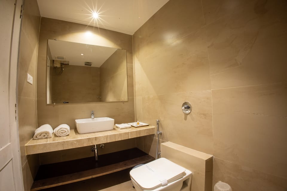 Luxury Studio Suite | Bathroom | Shower, rainfall showerhead, free toiletries, hair dryer