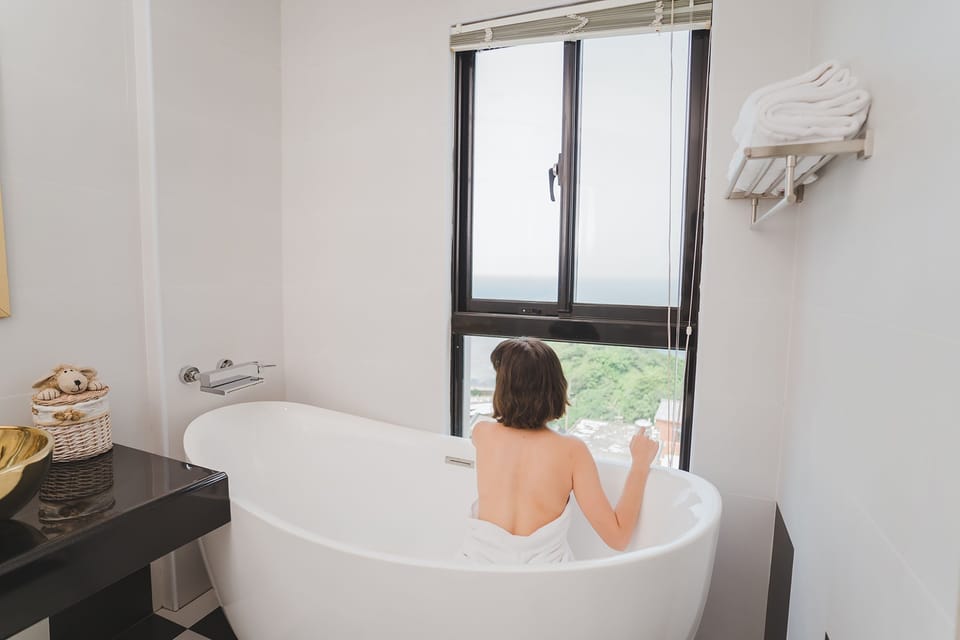 Deep soaking bathtub