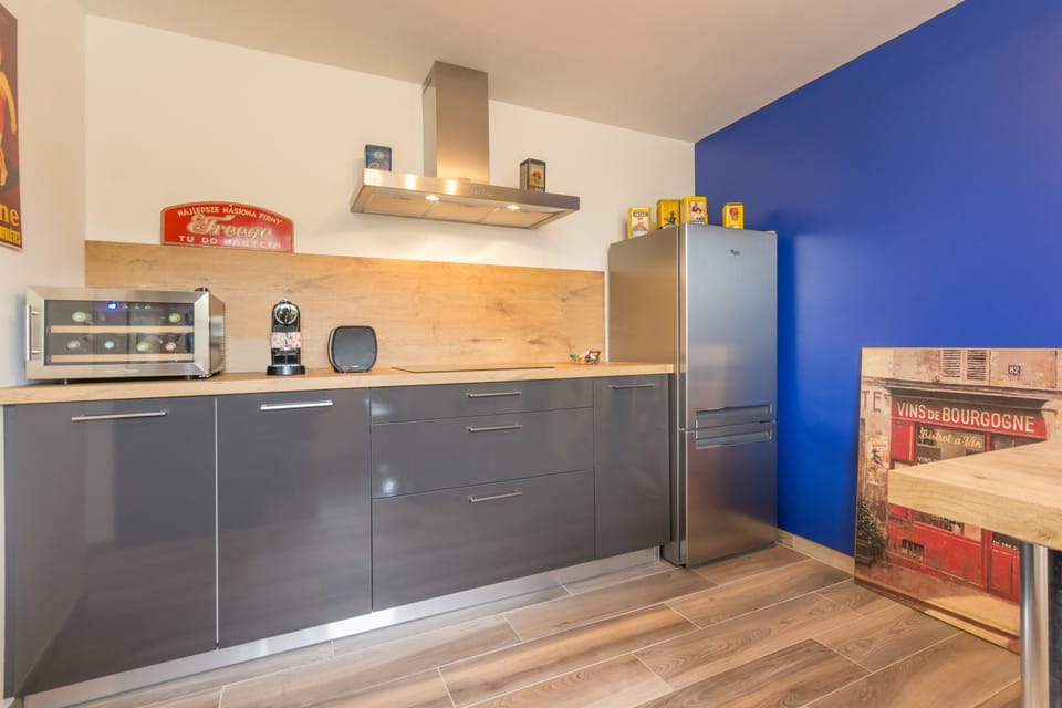 Comfort Apartment, 1 Bedroom, Non Smoking | Private kitchen | Full-size fridge, microwave, oven, stovetop