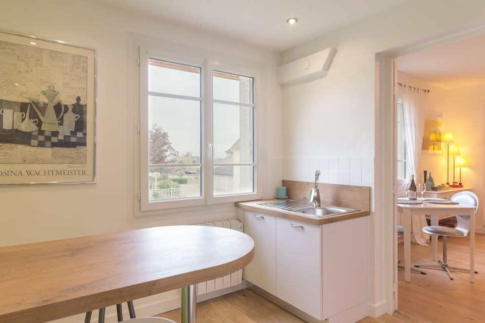 Comfort Apartment, 1 Bedroom, Non Smoking | Private kitchen | Full-size fridge, microwave, oven, stovetop