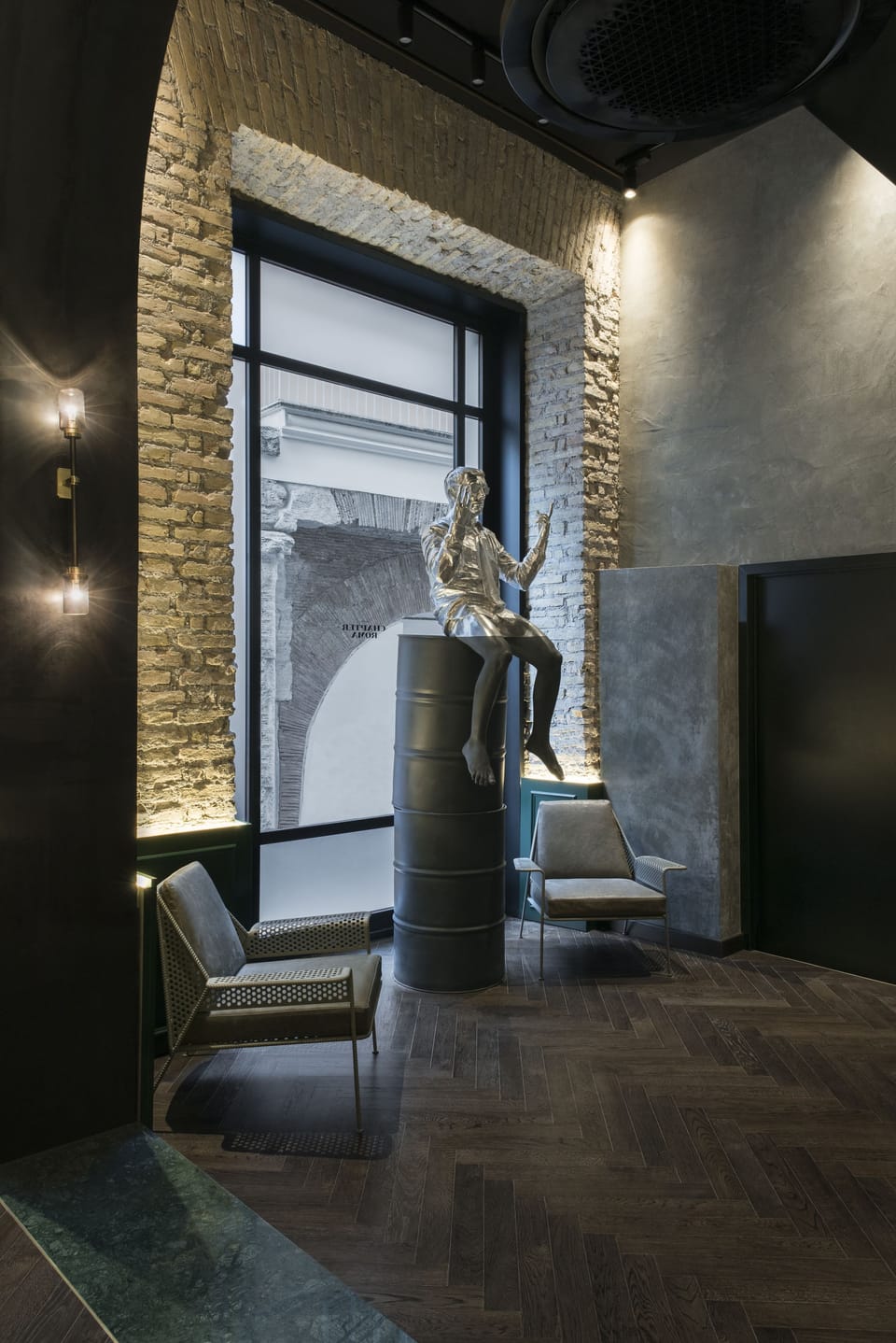 2 bars/lounges, rooftop bar, cocktail bar