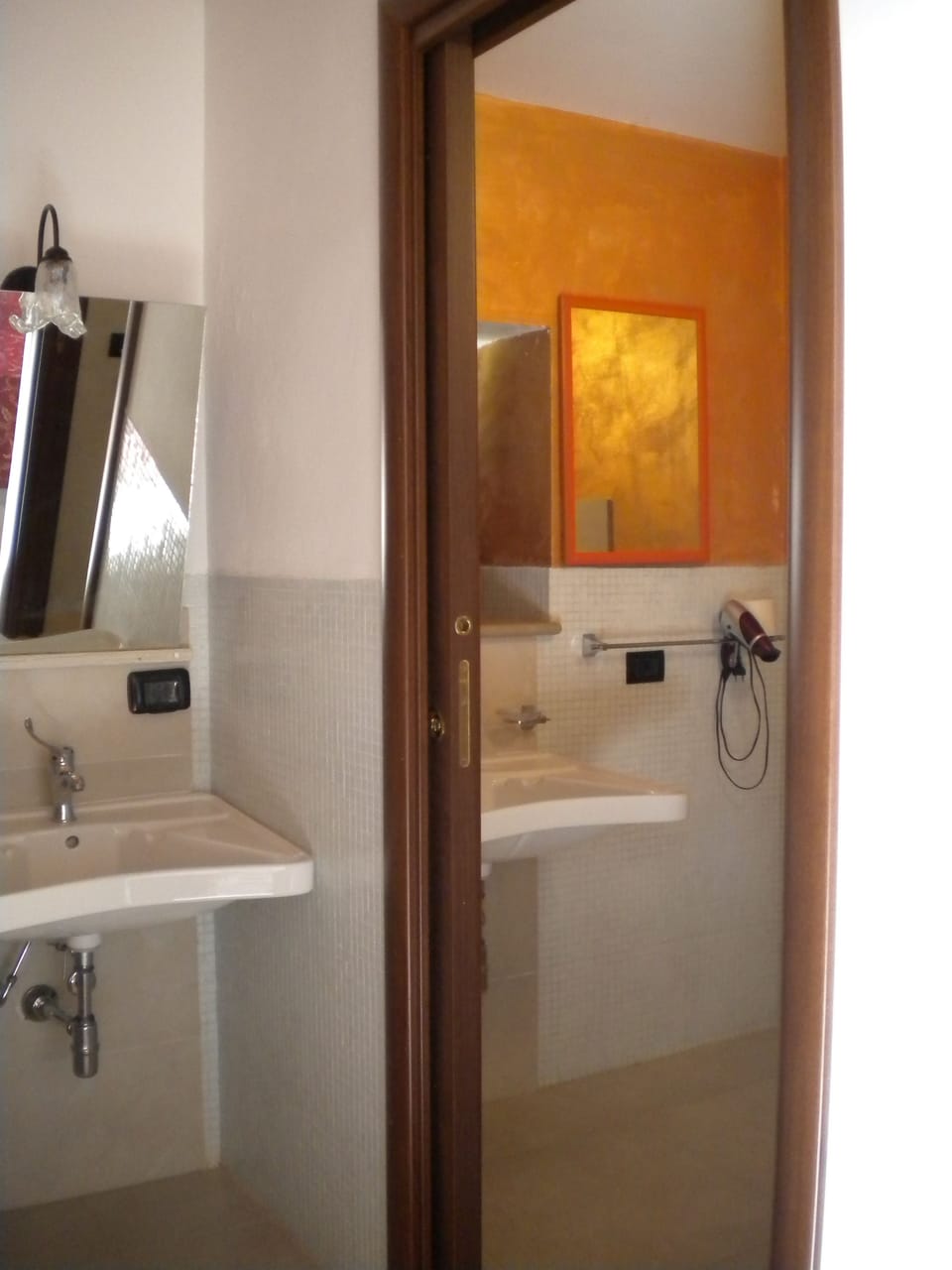 Single Room, 1 Large Twin Bed, Accessible | Bathroom | Shower, free toiletries, hair dryer, bidet