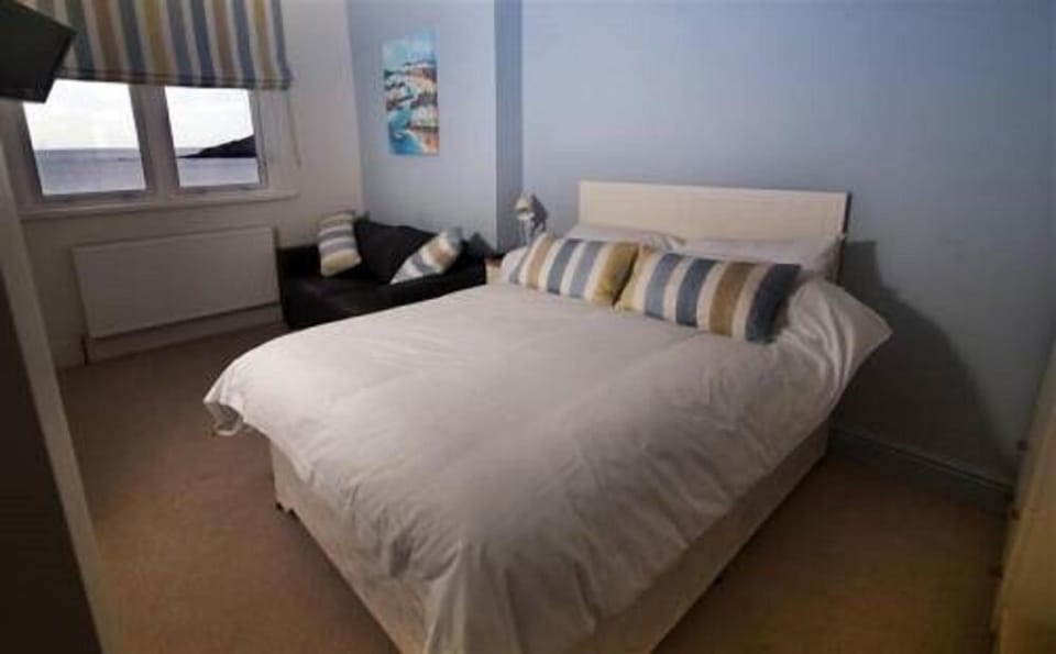 Family Room | Desk, free WiFi, bed sheets