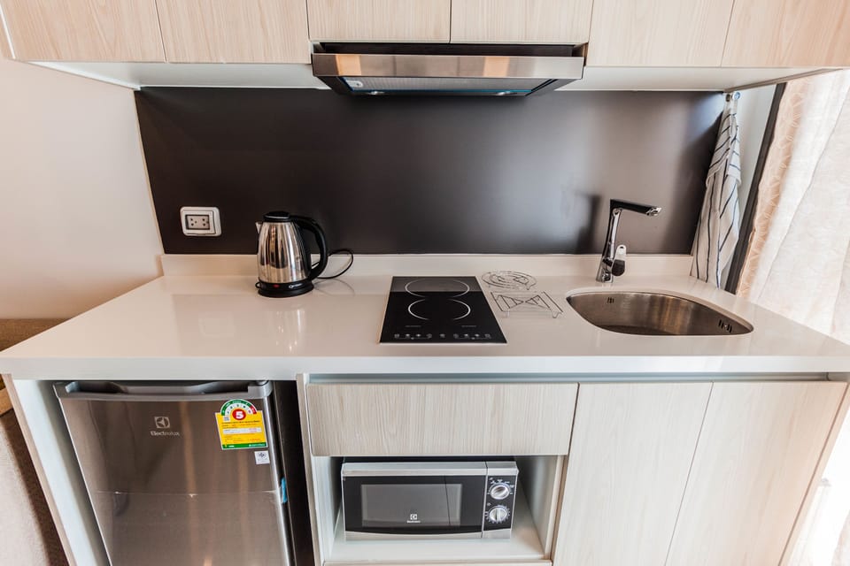 One Bedroom Apartment  | Private kitchenette | Fridge, microwave, stovetop, electric kettle