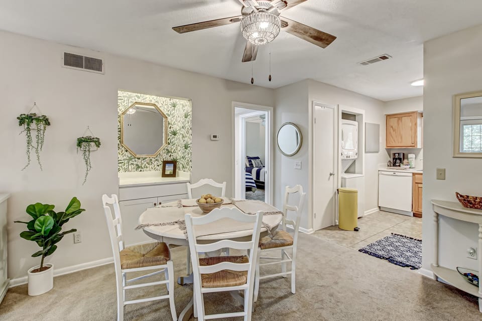 Condo, 2 Bedrooms | Dining