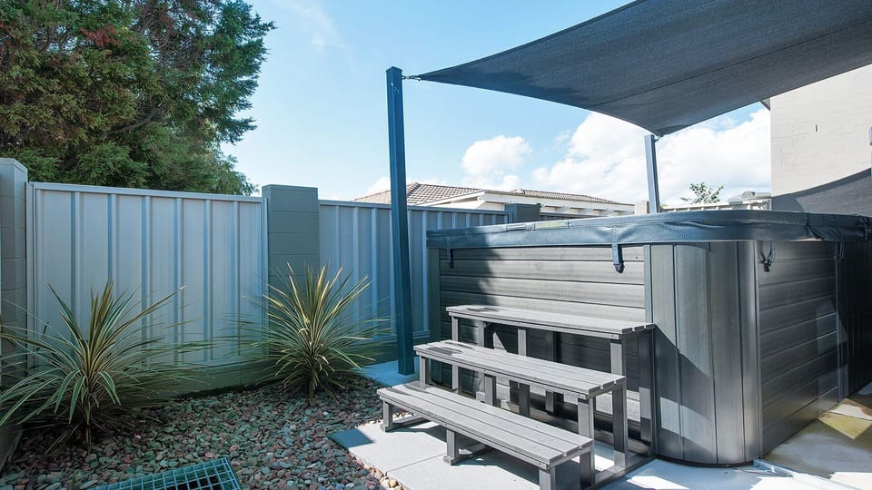 Rear Area w Spa Bath