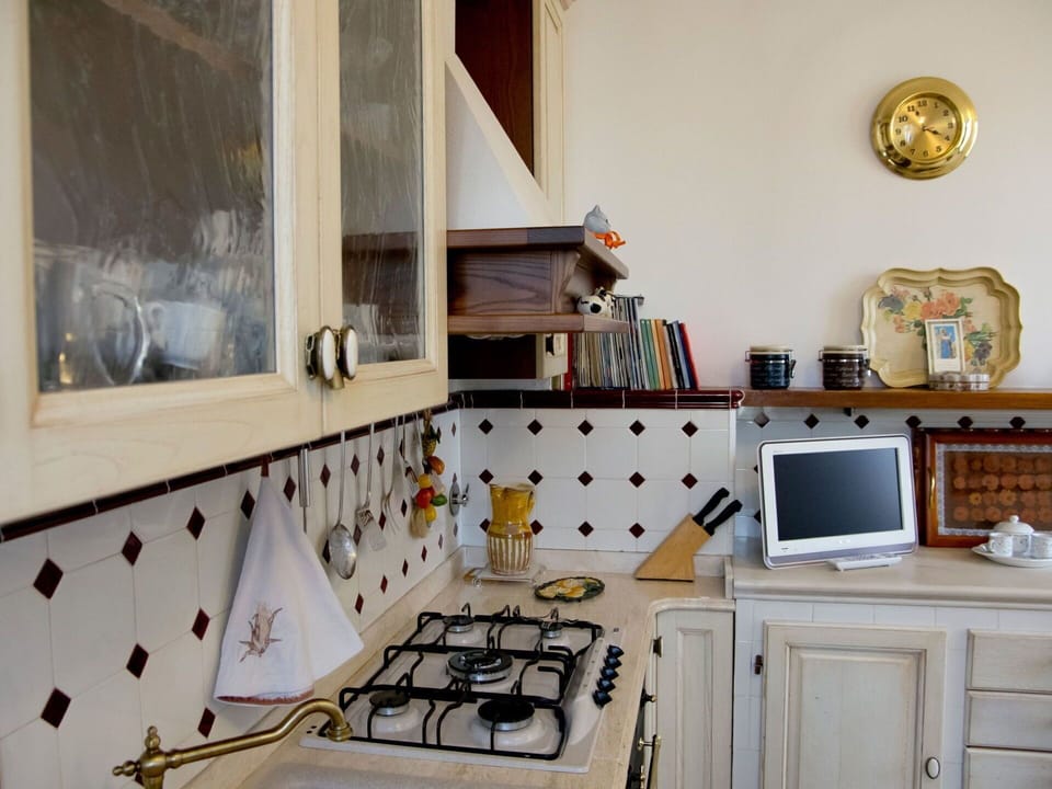 Room, Property, Kitchen, Furniture, Interior Design, Countertop, Cabinetry, House, Building, Home