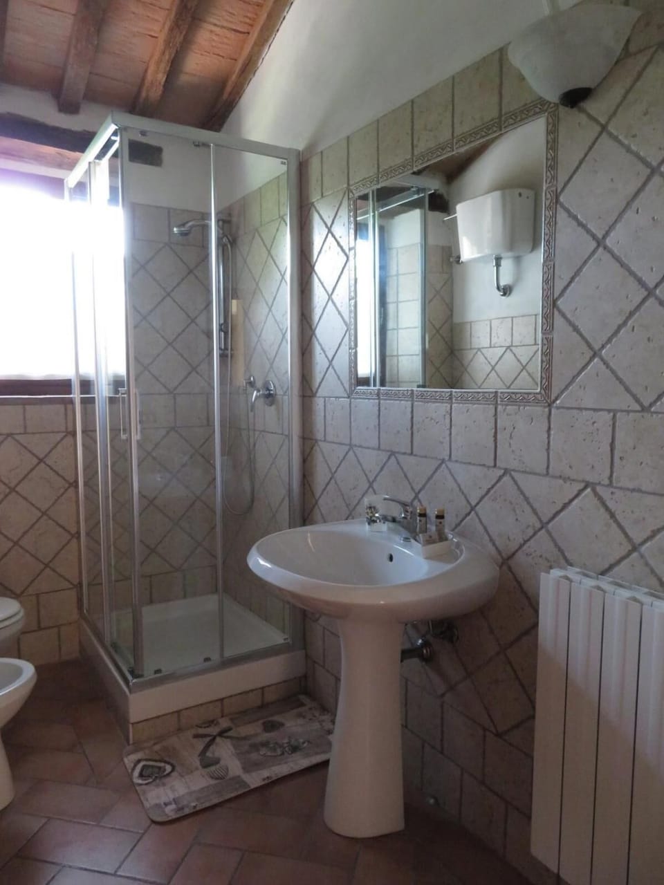 Shower, free toiletries, hair dryer, bidet