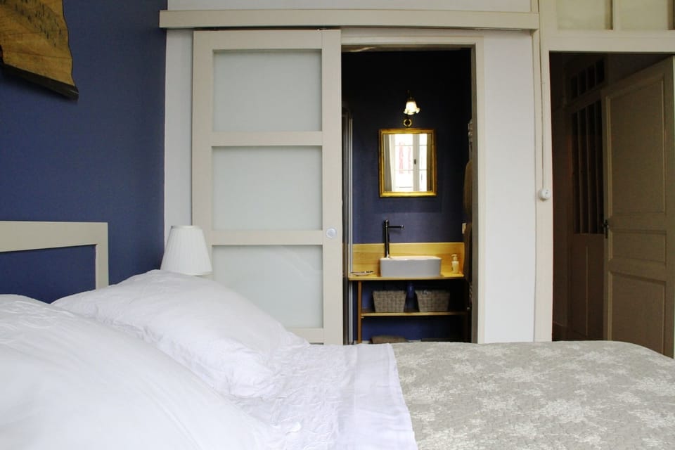 Double Room | Individually decorated, iron/ironing board, free WiFi, bed sheets