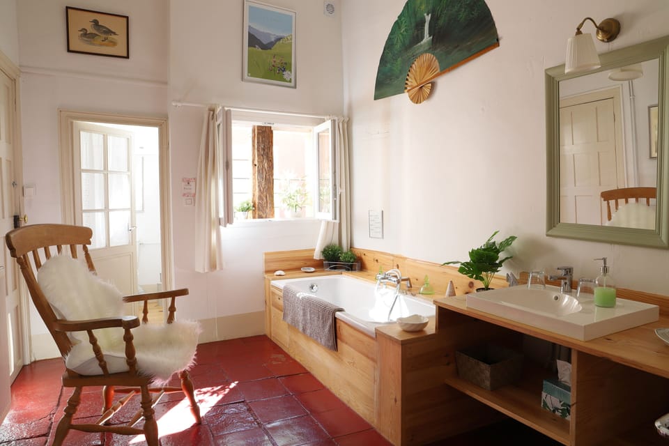 Superior Double Room | Bathroom | Free toiletries, hair dryer, towels