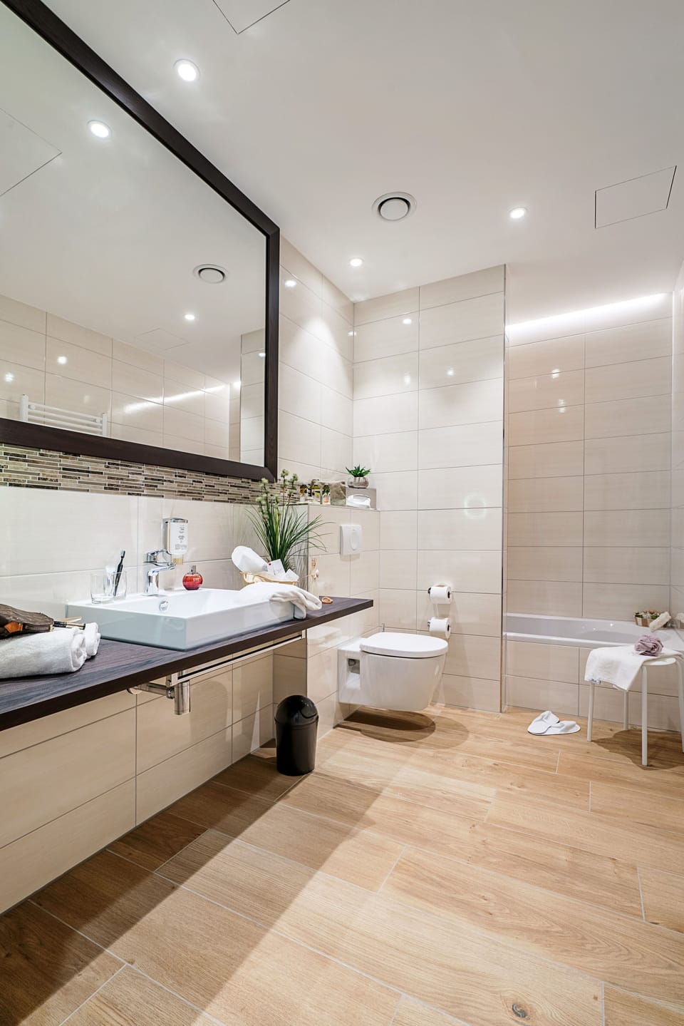 Grand Double Room | Bathroom | Free toiletries, hair dryer, towels