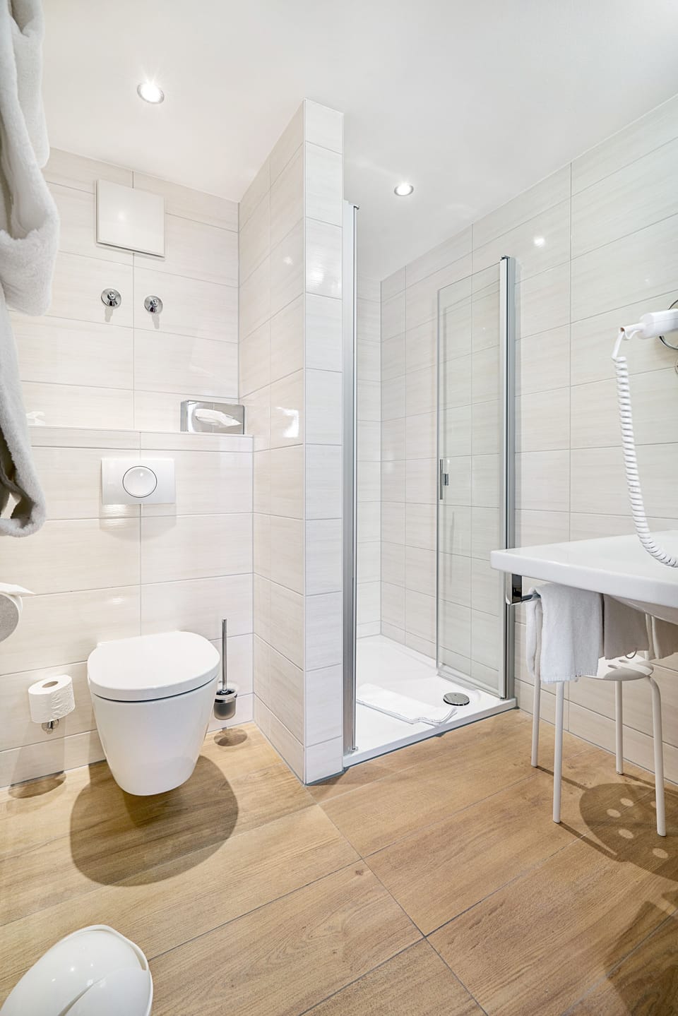 Junior Suite | Bathroom | Free toiletries, hair dryer, towels