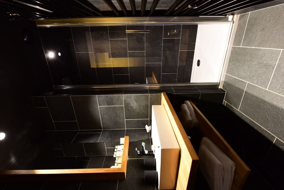 Chambre Double (Cocoon) | Bathroom | Free toiletries, hair dryer, slippers, towels