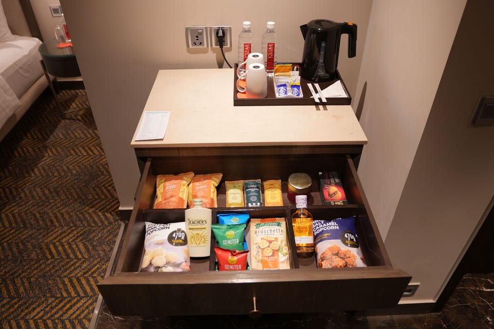 Deluxe Room, 1 King Bed, City View | Minibar