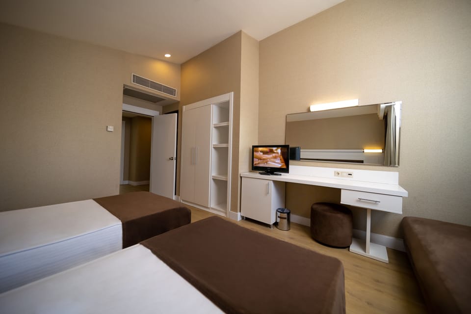 Room Pool View Lakeside | Premium bedding, free minibar, in-room safe, desk