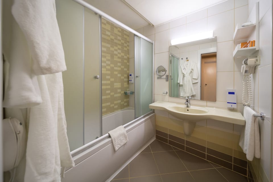 Combined shower/tub, deep soaking tub, free toiletries, hair dryer