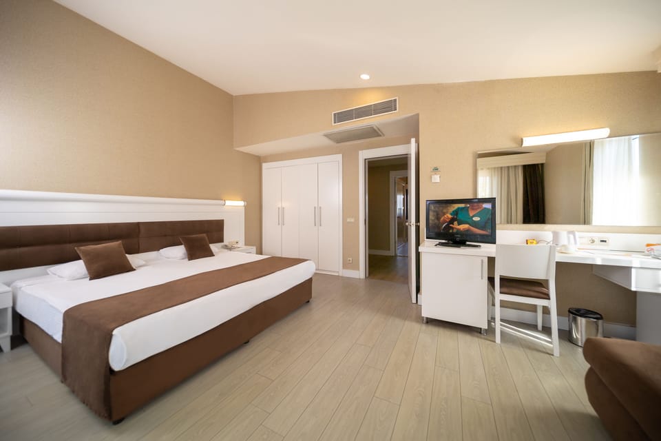 Room Pool View Lakeside | Premium bedding, free minibar, in-room safe, desk