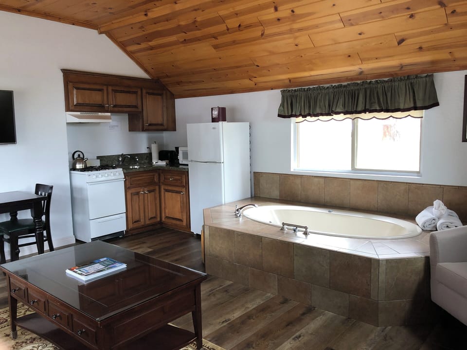 Deluxe Room, Kitchenette | Private kitchen | Microwave, coffee/tea maker, cookware/dishes/utensils, paper towels