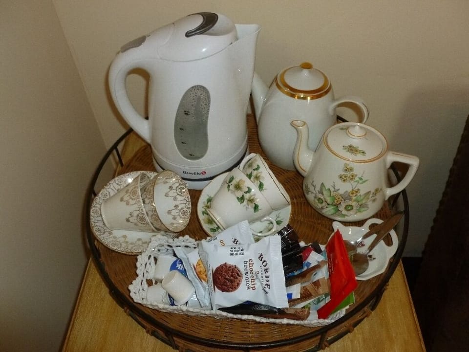 Iron/ironing board, bed sheets