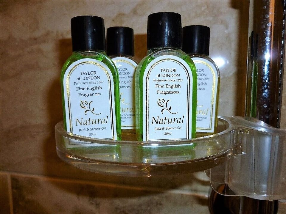 Iron/ironing board, bed sheets