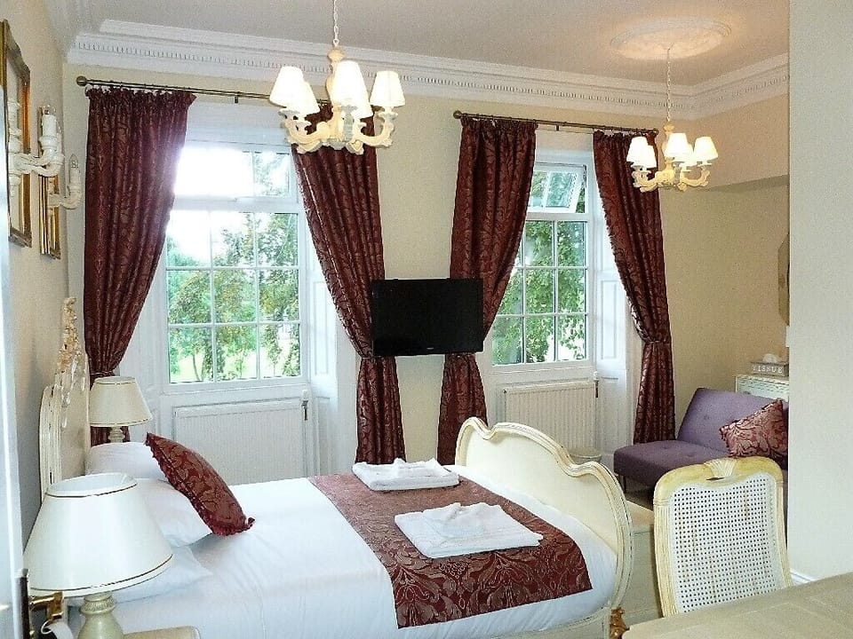 Iron/ironing board, bed sheets