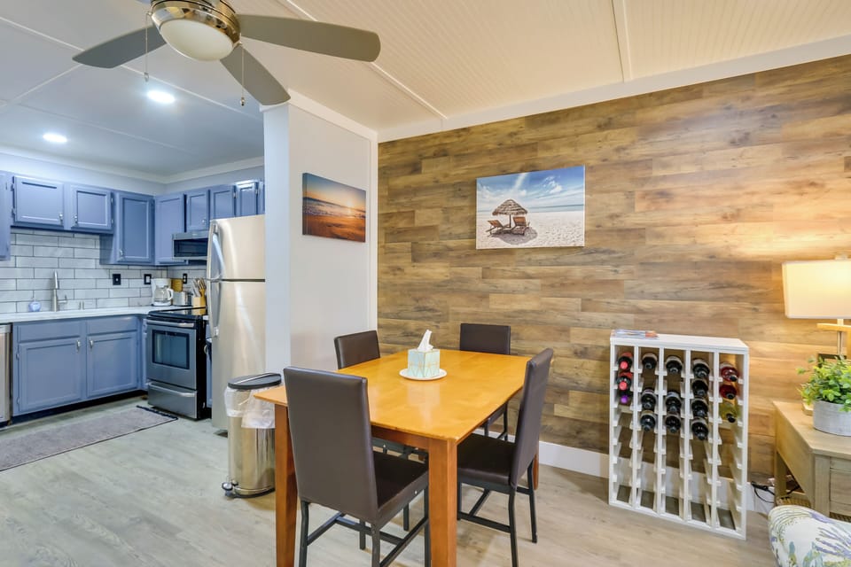 Dining Area | Dishware & Flatware Provided