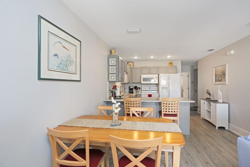 Dining Area & Bar Seating