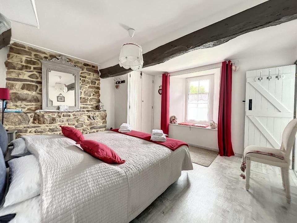 Classic Double Room (Rouge) | Individually decorated, individually furnished, laptop workspace