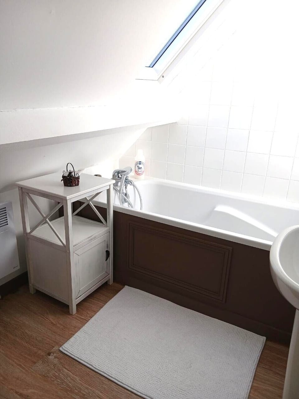 Classic Double Room (Beige) | Bathroom | Free toiletries, hair dryer, towels, toilet paper