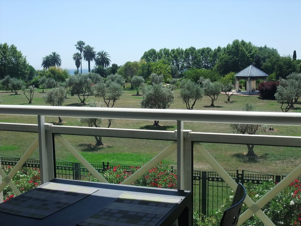 The furniture on the main balcony can accommodate 4 for meals.
