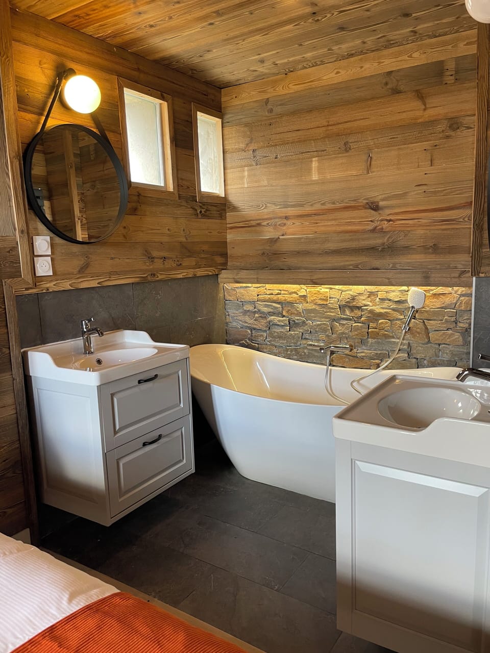 Premium Double Room, 1 Bedroom, Non Smoking, Mountain View | Bathroom | Deep soaking tub, rainfall showerhead, free toiletries, hair dryer