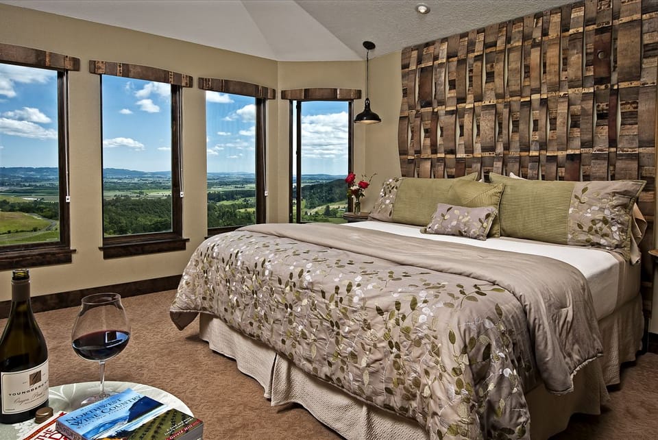 Room, 1 King Bed, Non Smoking | Individually decorated, individually furnished, iron/ironing board