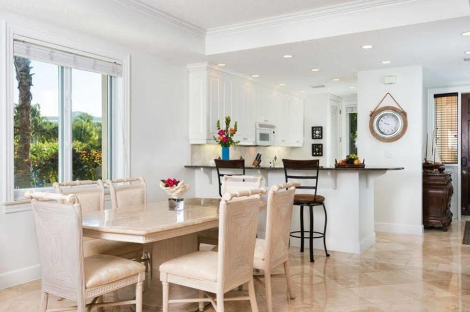 Condo, 2 Bedrooms, Ocean View, Beachfront | In-room dining