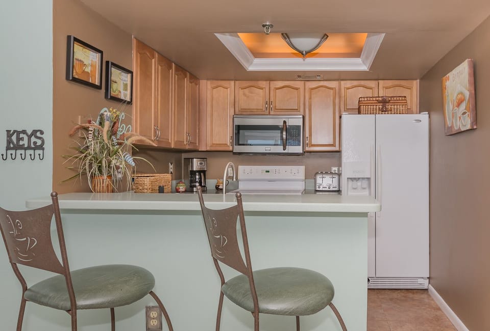 Extra seating for 2 at the kitchen counter.