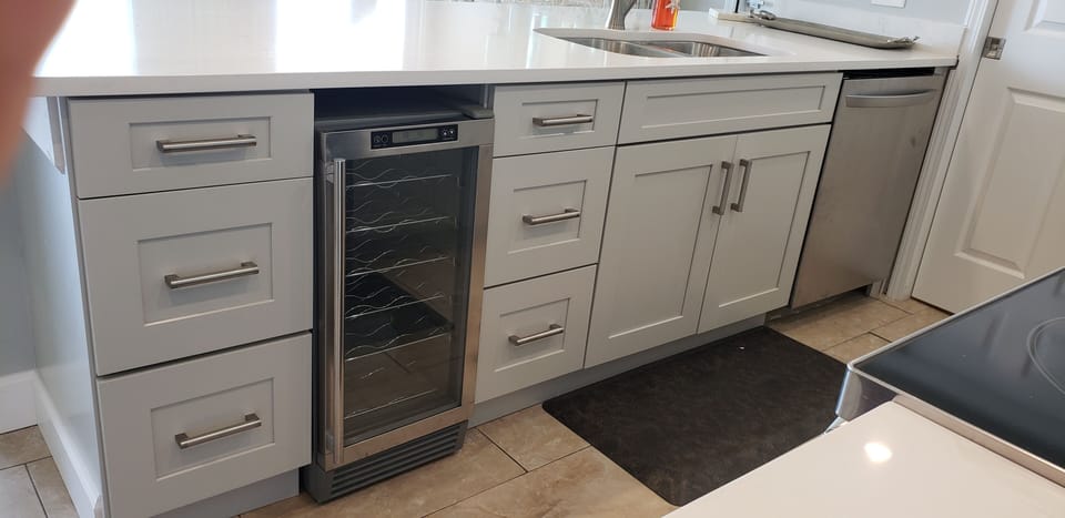 New White Kitchen w/ Top Appliances!