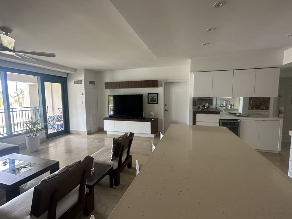 Living room with flat tv and bar overlooking the ocean